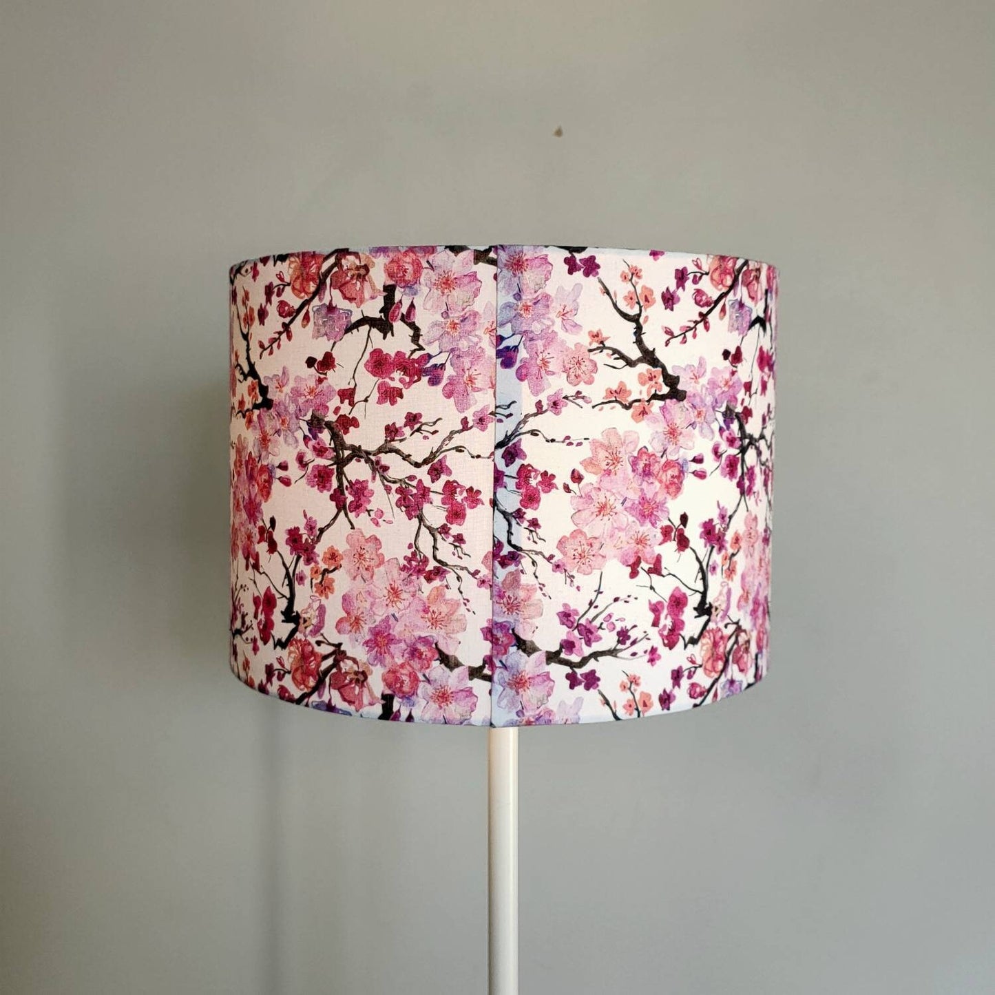 Abat-jour rond tissu Cerisier rose ou bleu suspension ou pied de lampe lampadaire