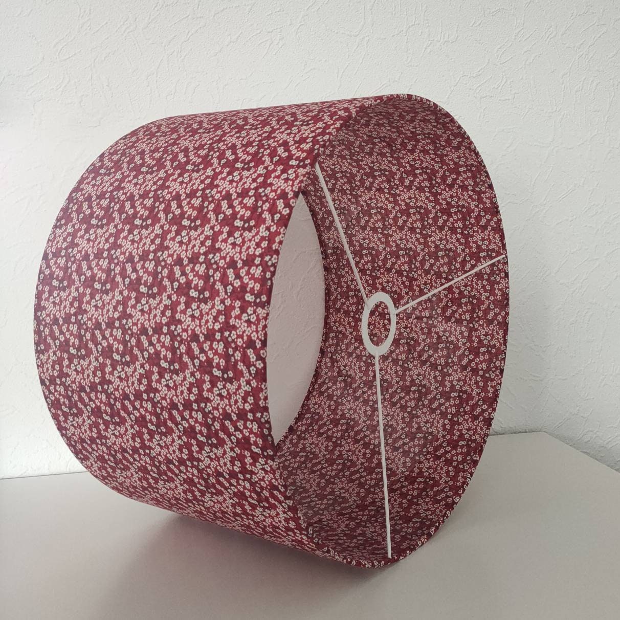 Abat-jour rond imprimé Liberty London transparent News Mitisi Valeria Rouge Fleurs blanches sur fond rouge