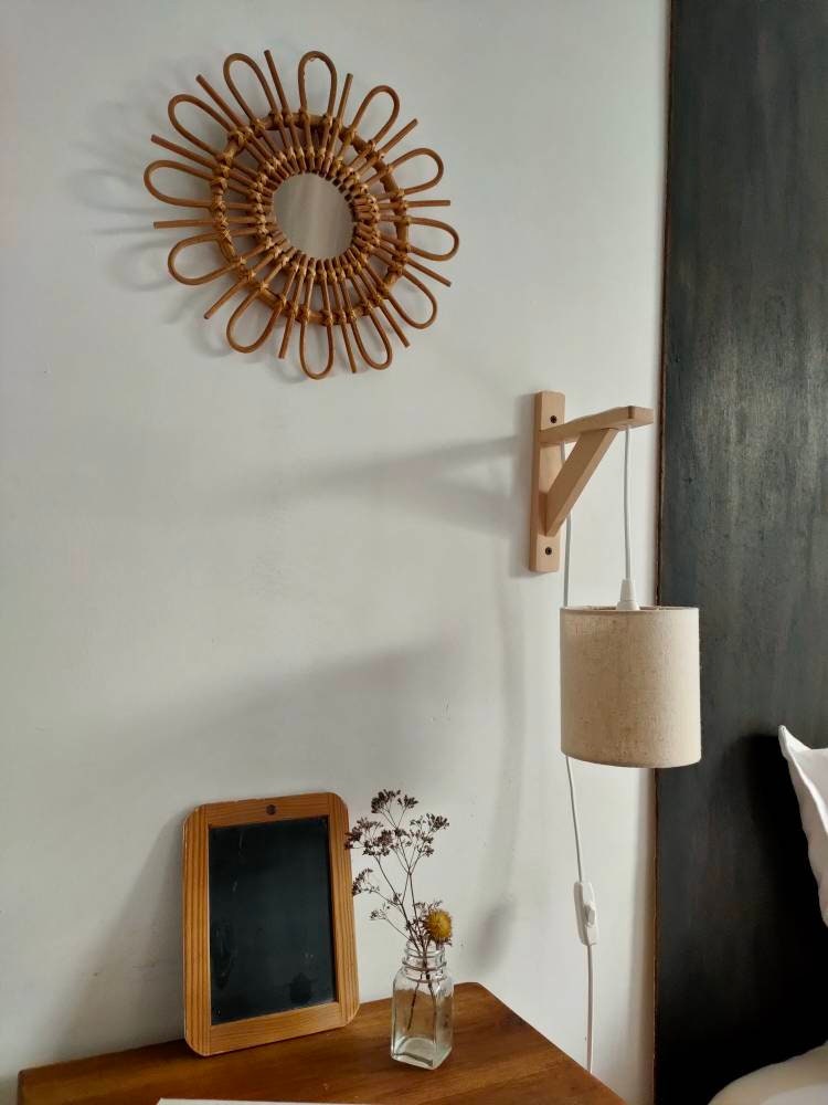 Applique murale suspendue équerre bois et abat-jour uni blanc /blanc cassé /écru beige en toile de lin et de coton