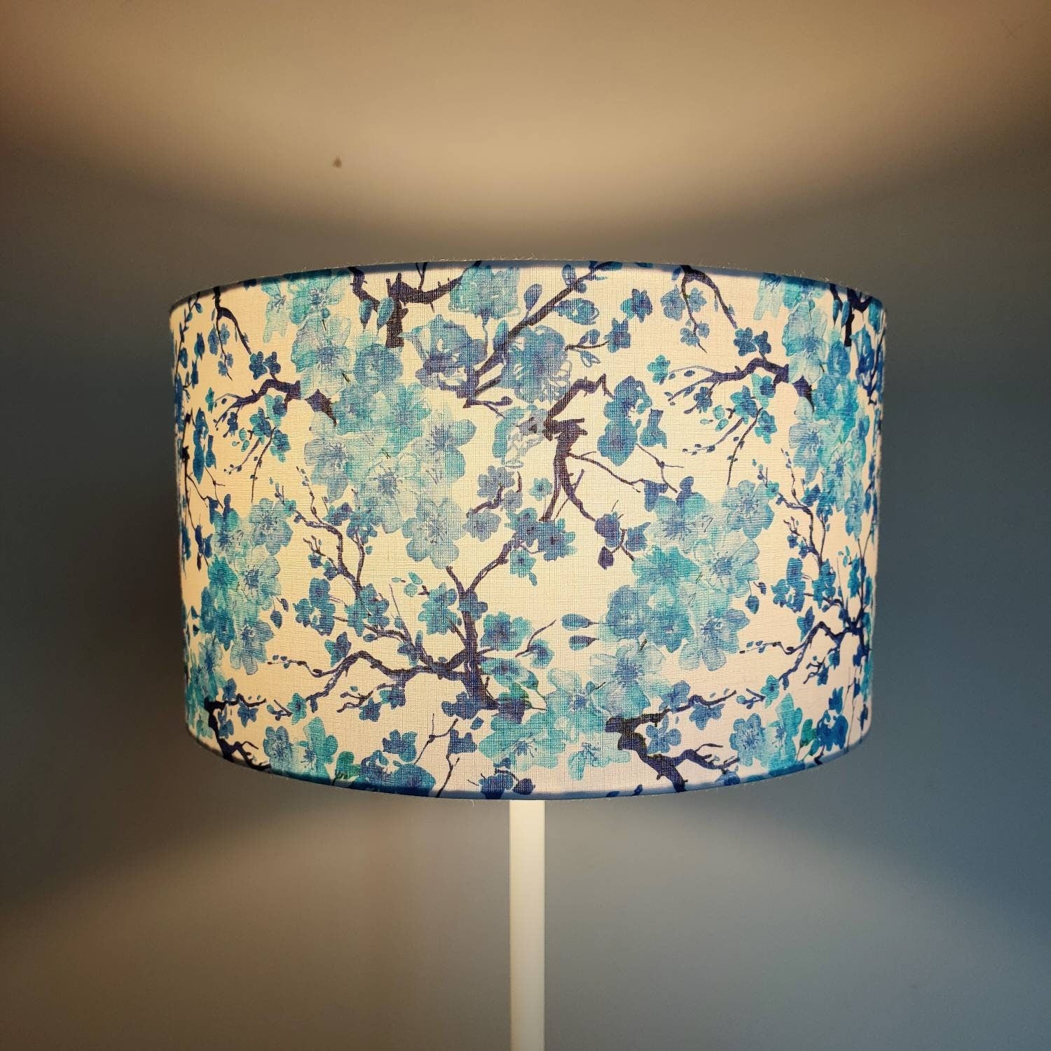 Abat-jour rond tissu Cerisier rose ou bleu suspension ou pied de lampe lampadaire