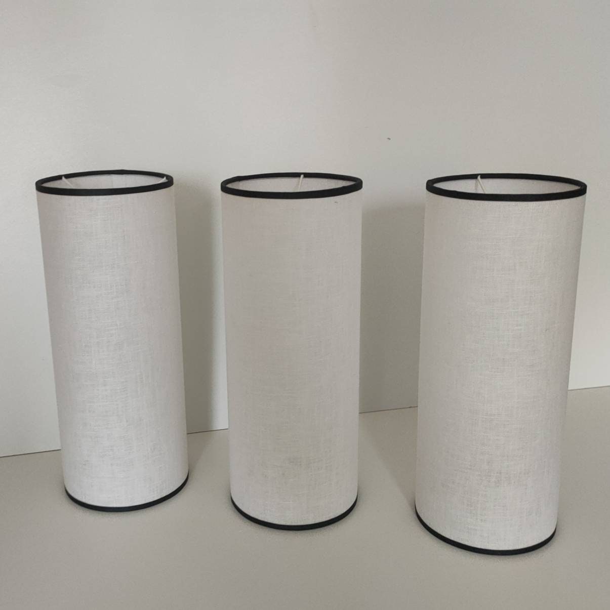 Abat-jour douille E27 rond tube en tissu coton et/ou blanc/écru/beige liseré noir