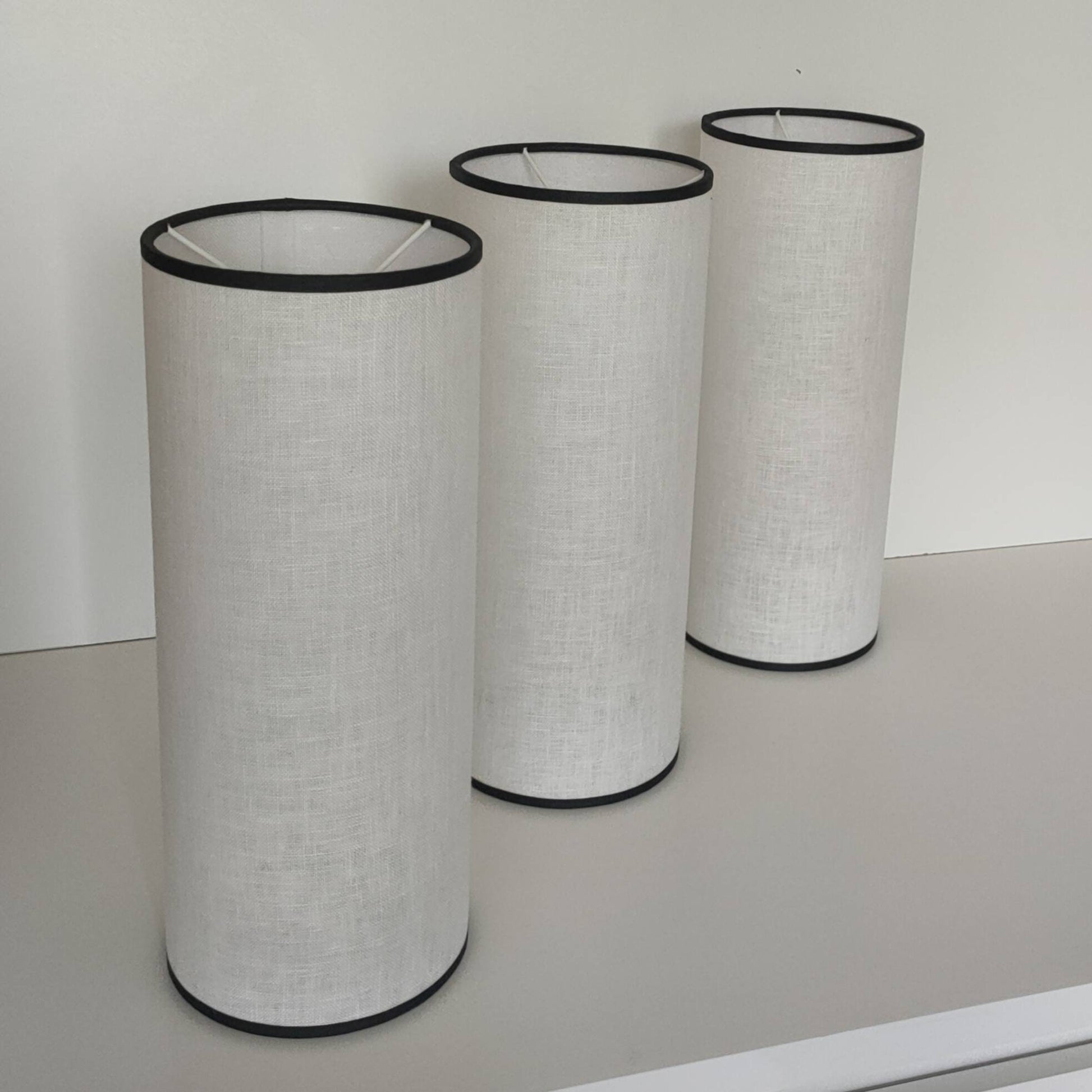 Abat-jour douille E27 rond tube en tissu coton et/ou blanc/écru/beige liseré noir