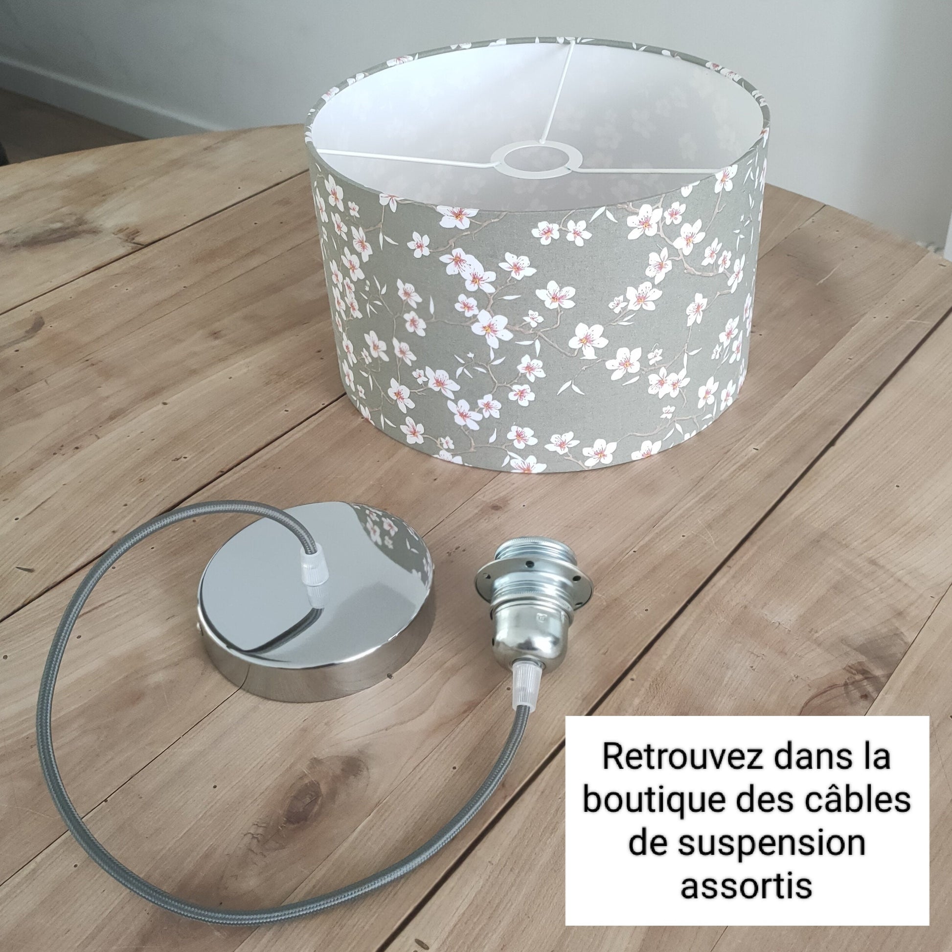 Abat-jour rond tissu imprimé cerisier fleurs blanches sur fond vert taupe pour suspension